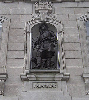 Statue de Frontenac sur le façade de l'Assemblée Nationale à Québec