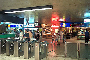 Commerces dans la mezzanine de la sortie Guy