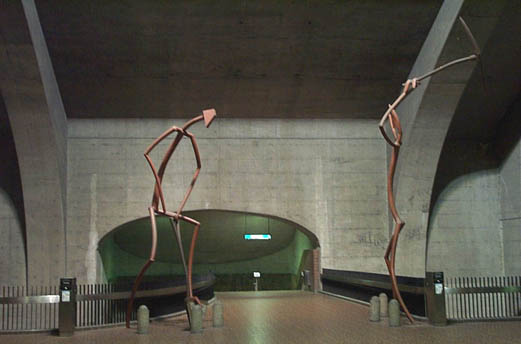Las skulptaĵoj «Pic et Pelle» de la artisto Germain BERGERON, en la estación Monk