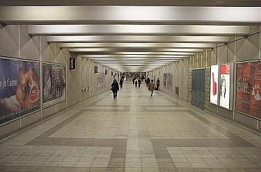 Corridor joining an access with the concourse