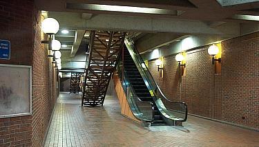 Staircases in lower corridor, between Montmorency and Saint-Michel platforms