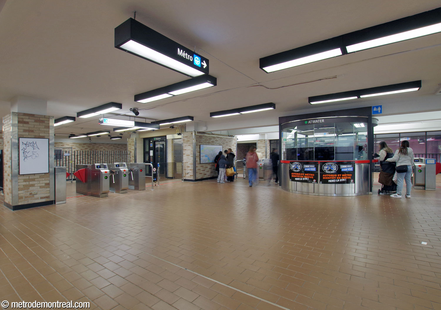 The separate fare-paid zone for the elevator to the Angrignon platform, enclosed by black grilles, protrudes into the concourse at left. It was built separately from the main gateline, right, despite being adjacent to it.