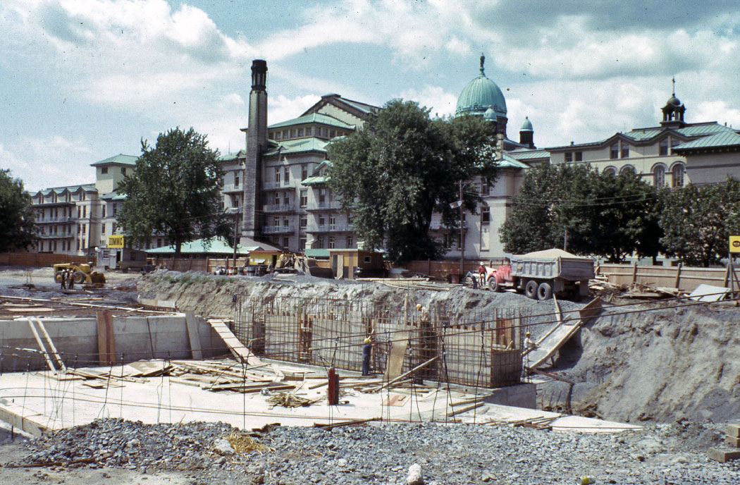 Excavation of the station in front of the future Dawson College.
