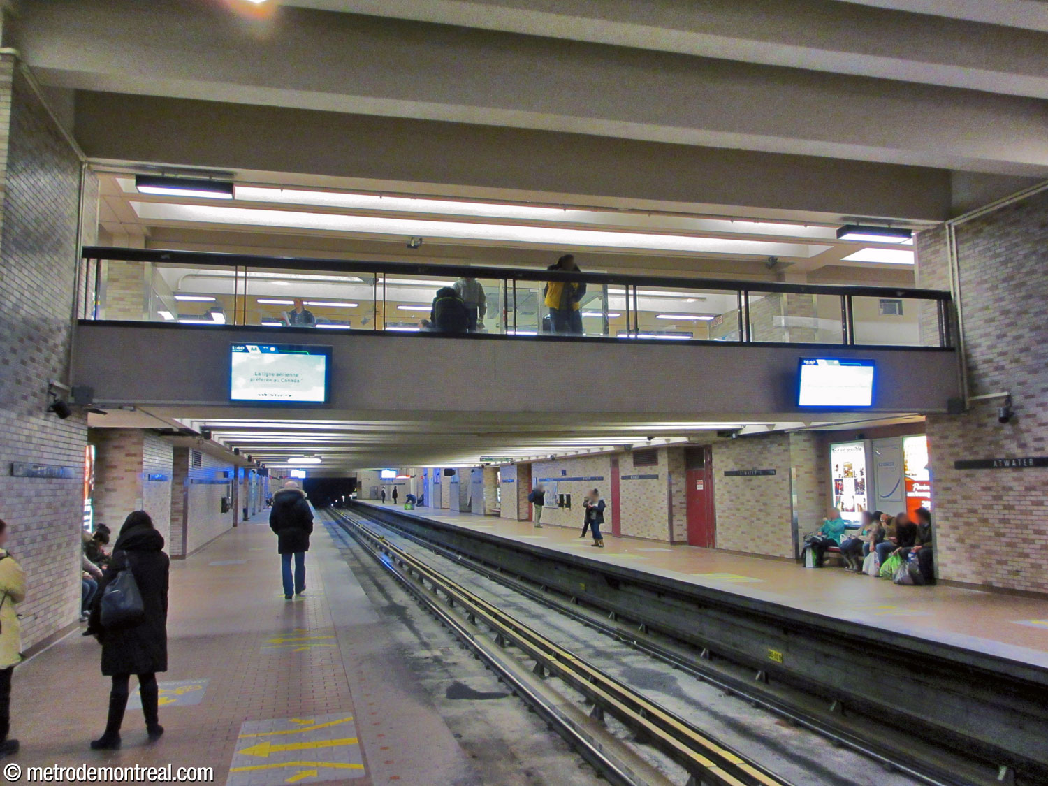 The ticket hall with its original glass parapet, prior to the installation of full-height glass screens.