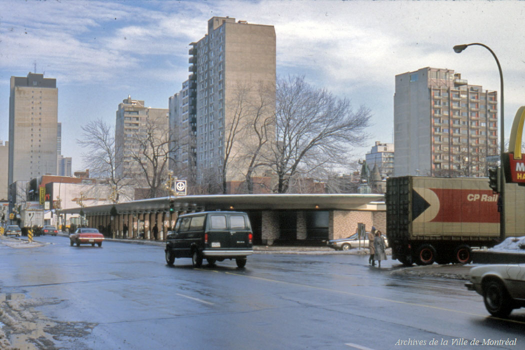 The first Sainte-Catherine headhouse (1966-c. 1996-7), with its attached bus shelter colonnade along Rue Sainte-Catherine.