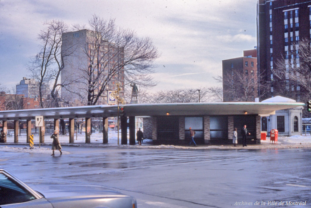 The first Sainte-Catherine headhouse (1966-c. 1996-7), with its attached bus shelter colonnade, seen from across the intersection.