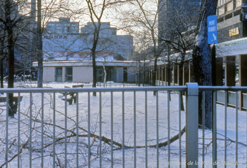 The first Sainte-Catherine headhouse (1966-c. 1996-7), with its attached bus shelter colonnade, rear view.