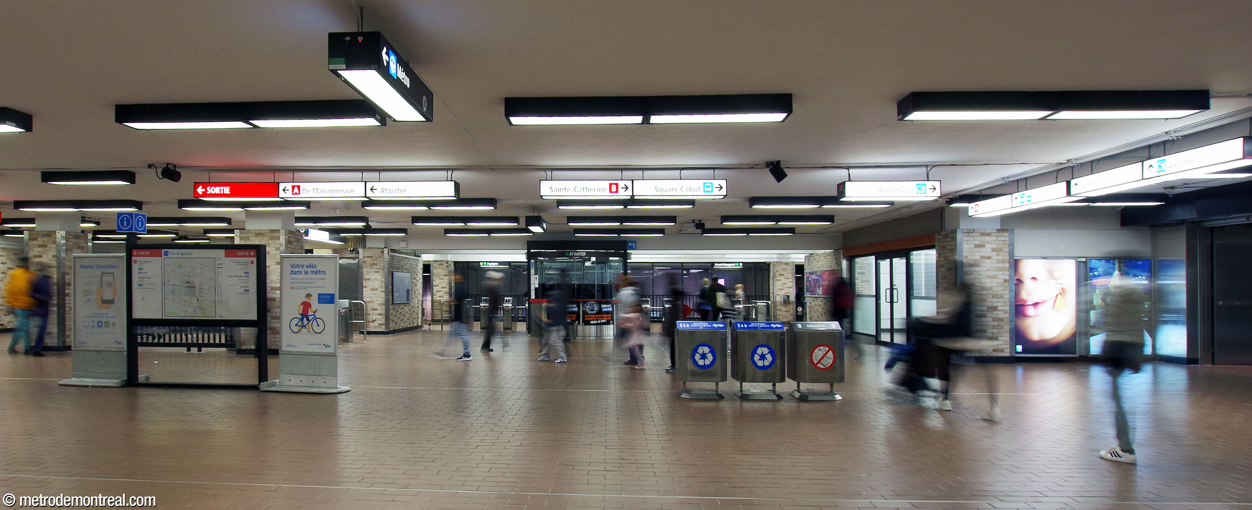 The concourse facing east. The entrance to Complexe Alexis Nihon is to the right; Dawson College is on the left.