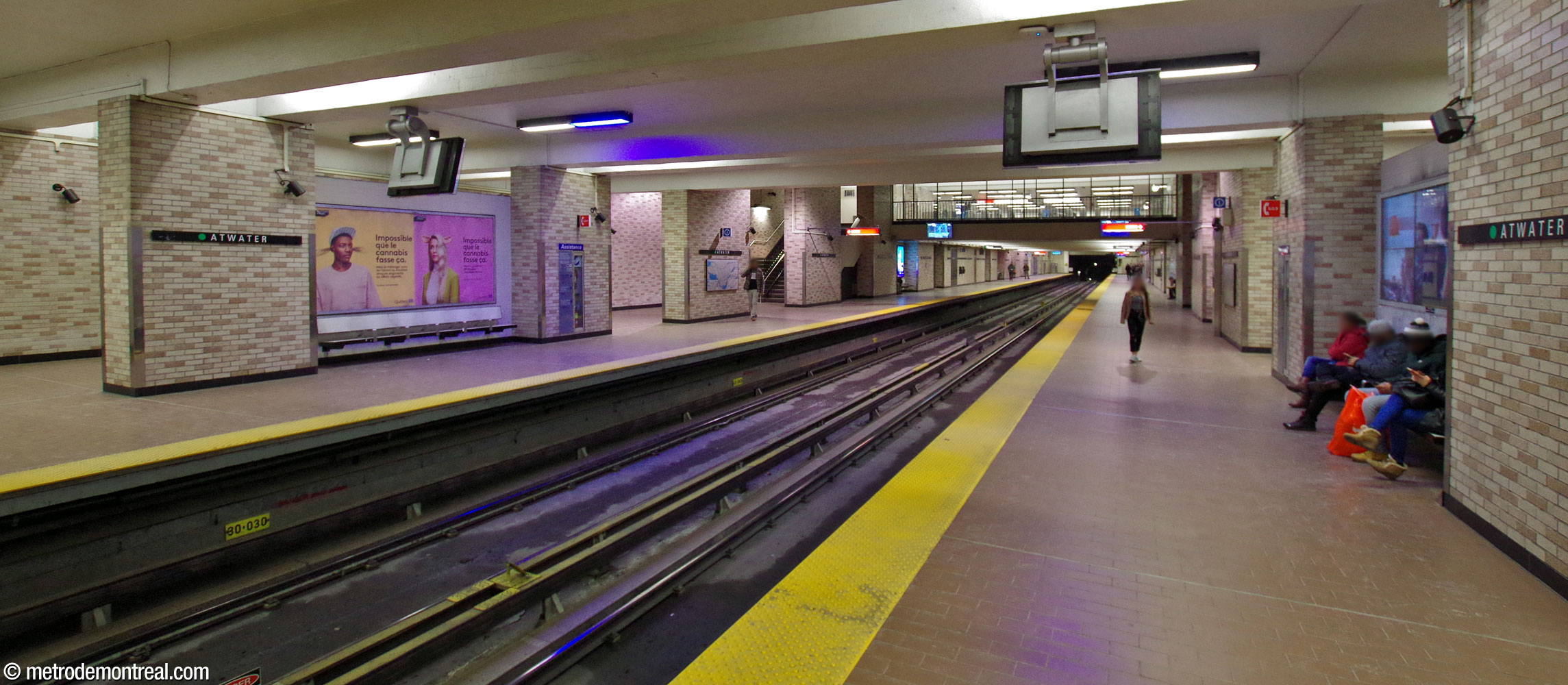 The western part of the trainroom seen from the Honoré-Beaugrand platform. Note the side aisles separated from the platform by broad piers.