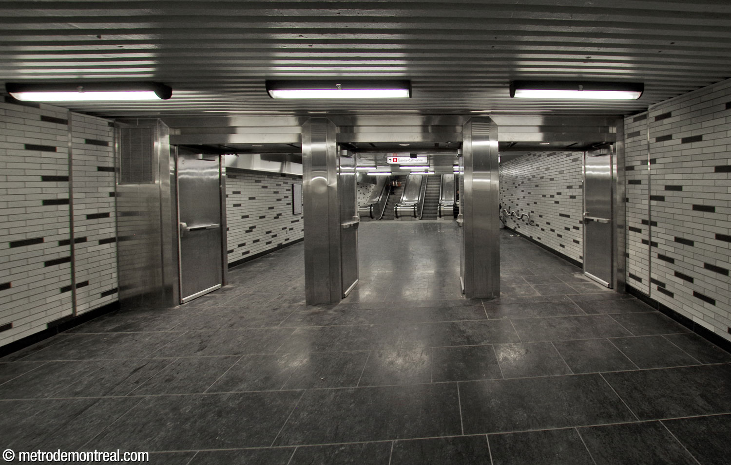 Hallway from Complexe Alexis Nihon to the Sainte-Catherine exit.