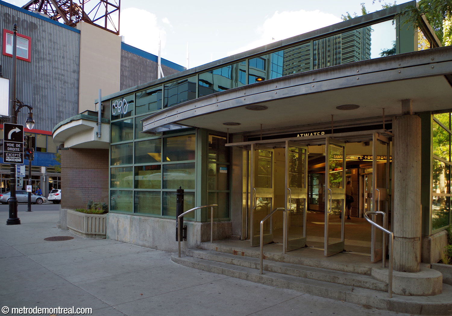 The second Sainte-Catherine headhouse before its demolition and reconstruction in 2017; exterior view from Avenue Atwater
