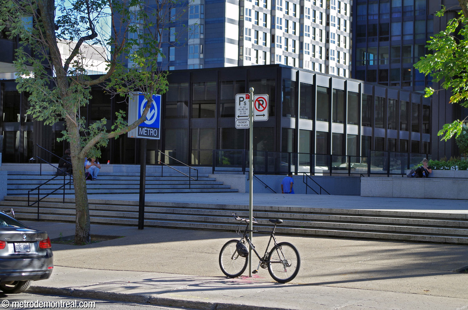 This entrance to the Westmount Square underground complex, at the corner of Boulevard De Maisonneuve and Avenue Wood, is signed as a metro entrance and gives access to the end of the tunnel connecting the complex to the metro.