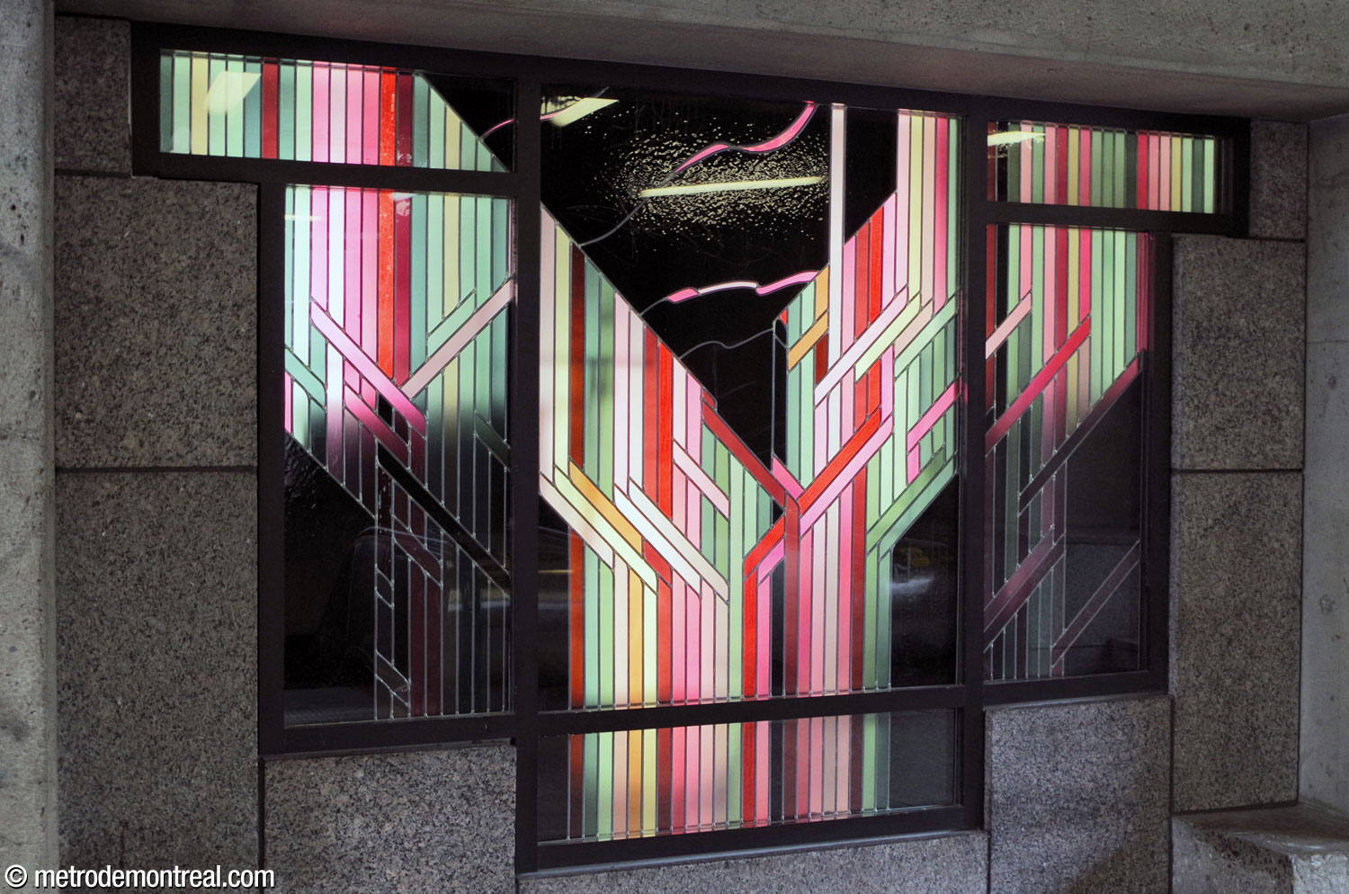 The second stained glass panel by Claude Bettinger, in the Côte-des-Neiges Ouest headhouse.