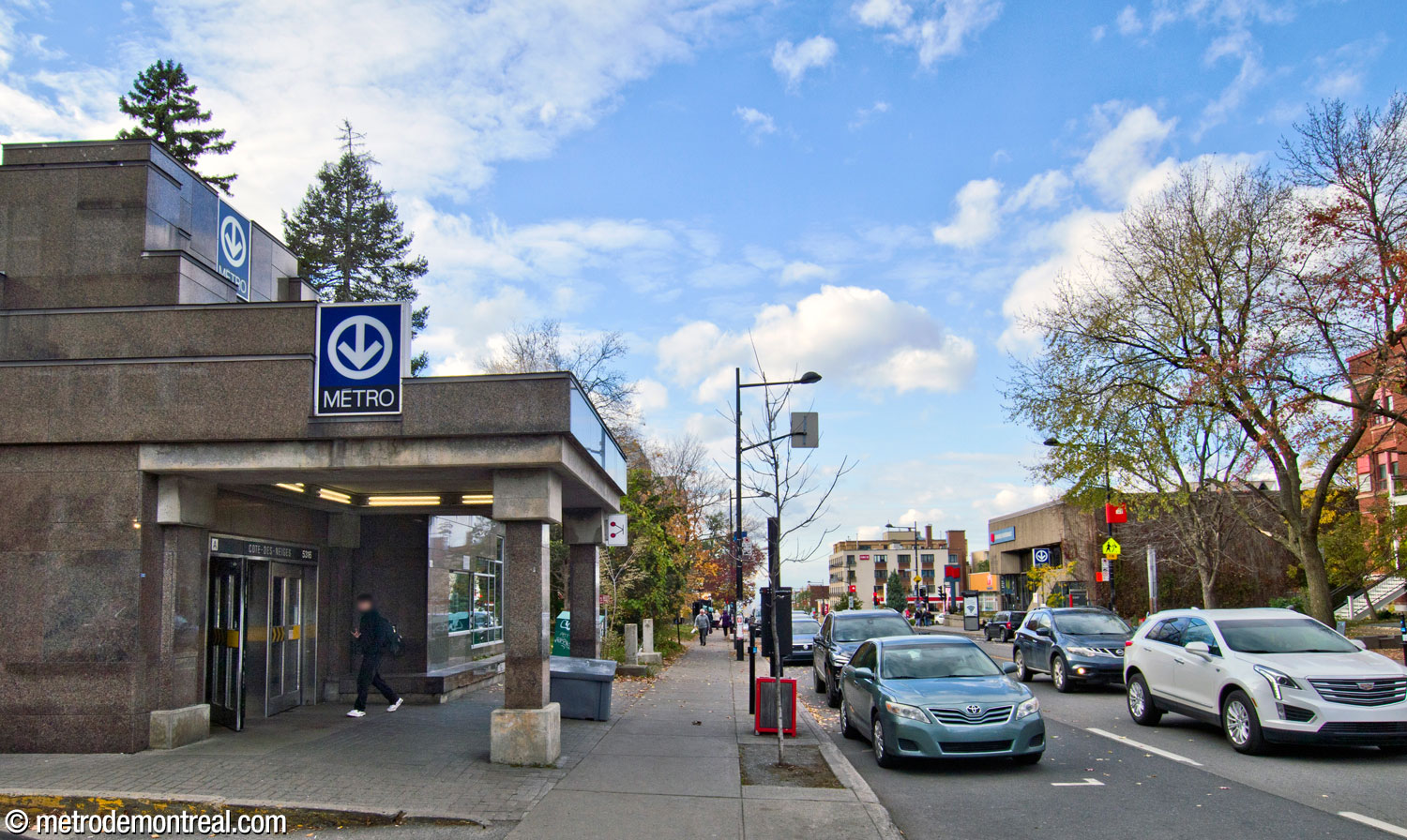 The Côte-des-Neiges Ouest (left) and Est (right) accesses are offset from each other by about 55 metres along Chemin de la Côte-des-Neiges.