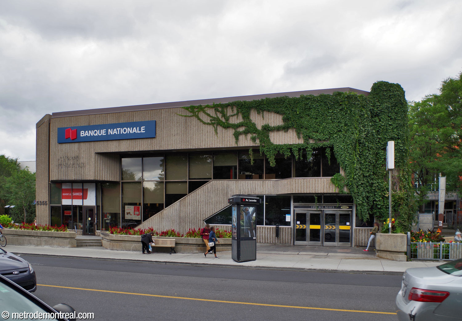 The Côte-des-Neiges Est entrance, bottom right, was integrated into this existing bank building.