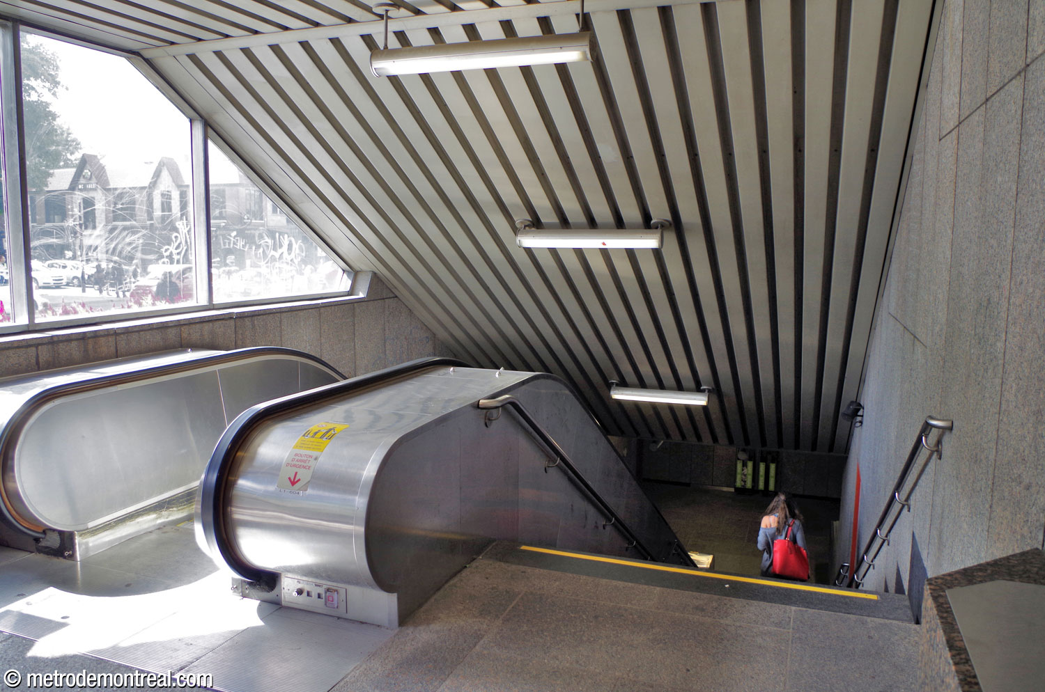 Interior of the rather cramped Côte-des-Neiges Est entrance.