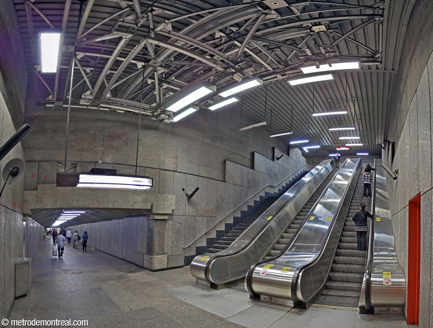 Panorama of the foot of the stairwell to the Côte-des-Neiges Est access; at left is the tunnel connecting it to the ticket hall.