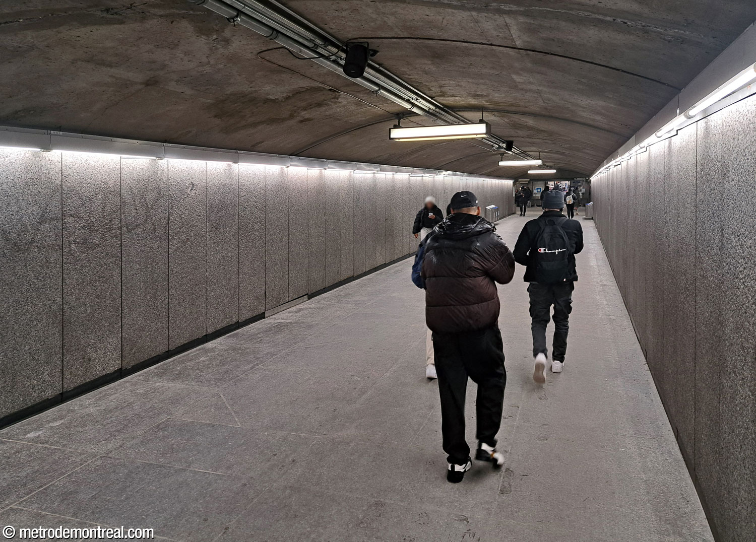 The tunnel between the Côte-des-Neiges Est access and the ticket hall.