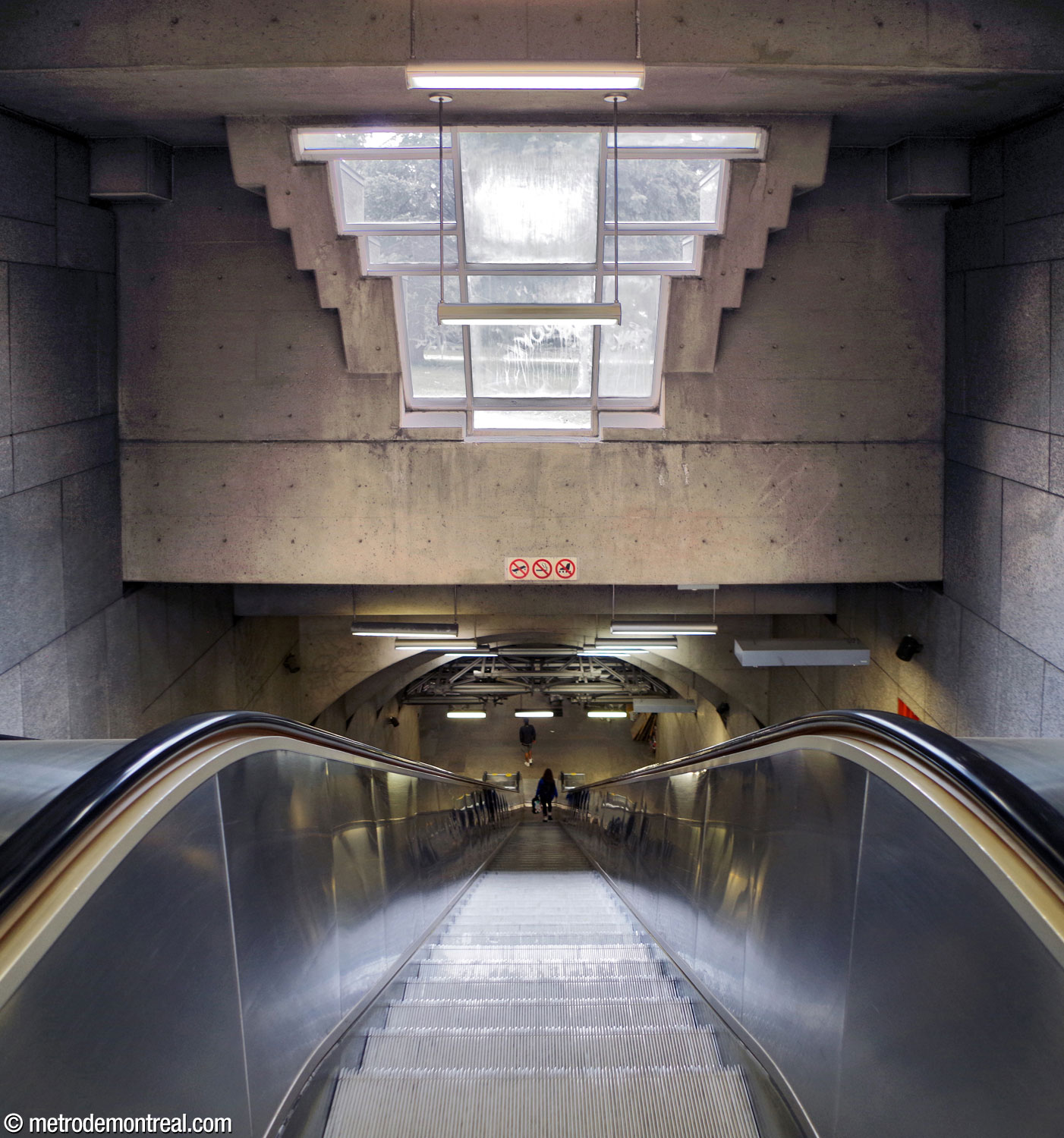Looking down the stairwell down from the Côte-des-Neiges Ouest headhouse, illuminated by a slanted window on the wall above.