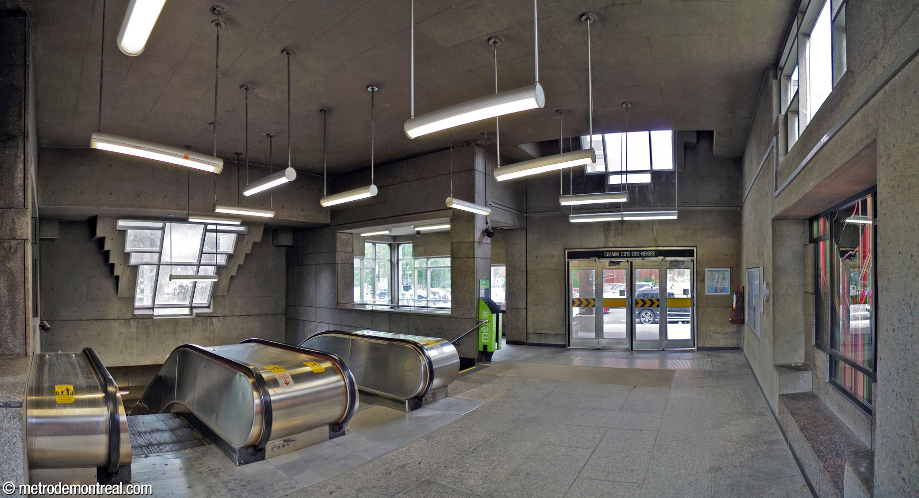 Panorama of the interior of the Côte-des-Neiges Ouest headhouse, with a second stained glass panel by Claude Bettinger (right).