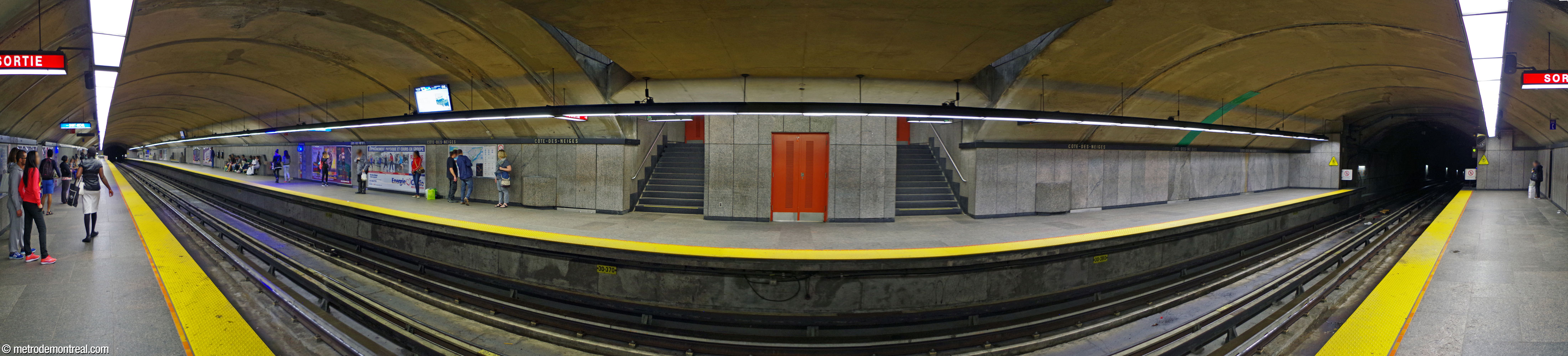 Panorama of the trainroom, seen from the Saint-Michel platform. The platform walls are clad in grey granite panels.