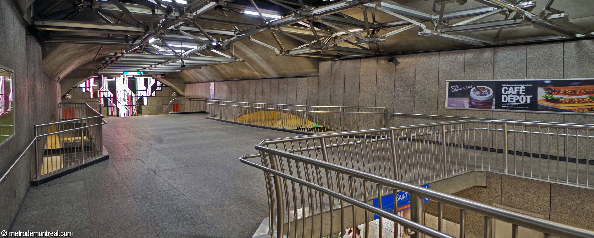 The station's transept is a continuation of the tunnel that contains the ticket hall. The crossover occupies most of its width, except for overlooks over the tracks (left and centre) and the stairwell to the Saint-Michel platform (bottom right). The stairs to the Snowdon platform (top left) are surmounted by a large stained glass work by Claude Bettinger.
