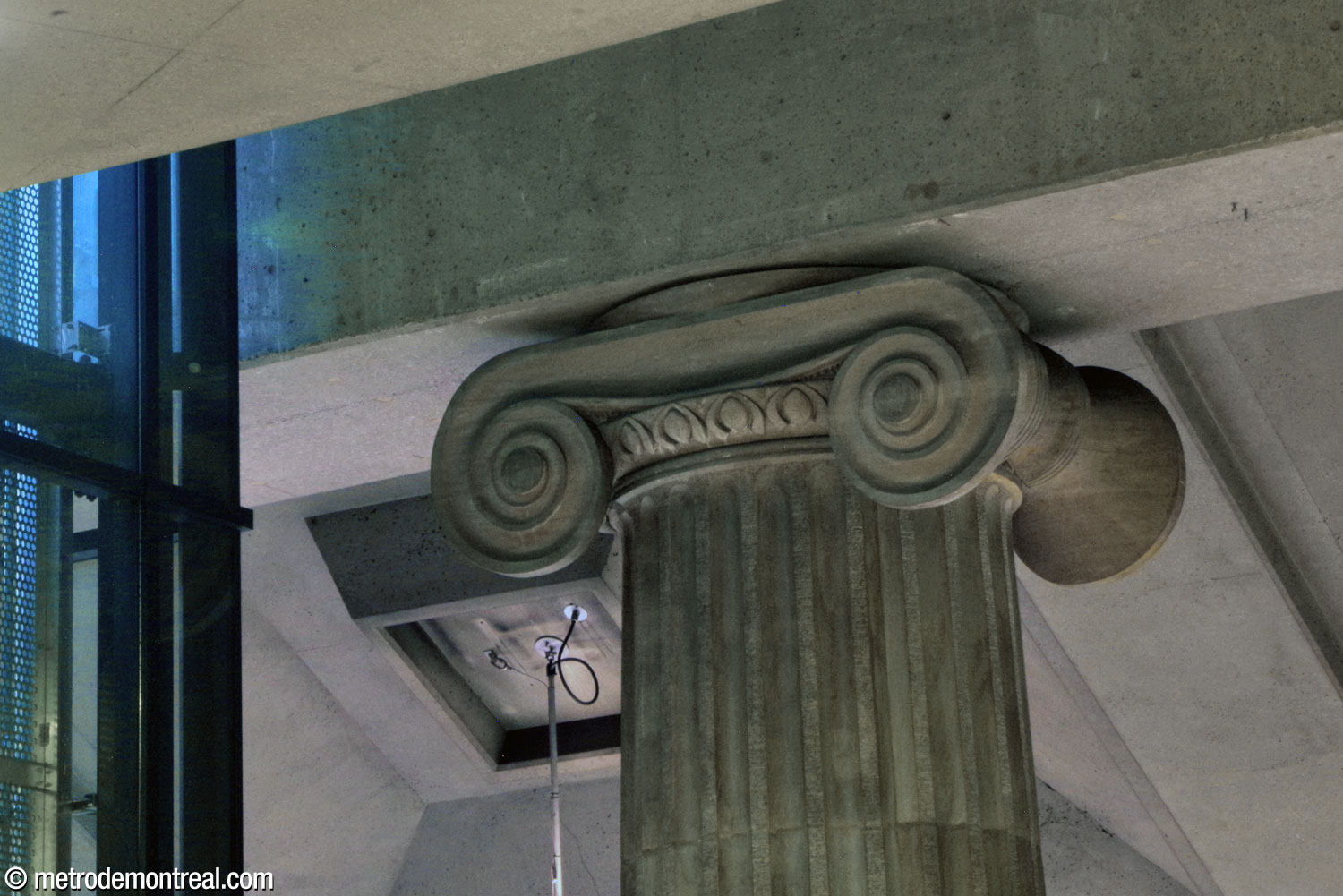 La tête de la colonne de Gilles Bonetto, avec le chapiteau à volutes caractéristique de l'ordre ionique.