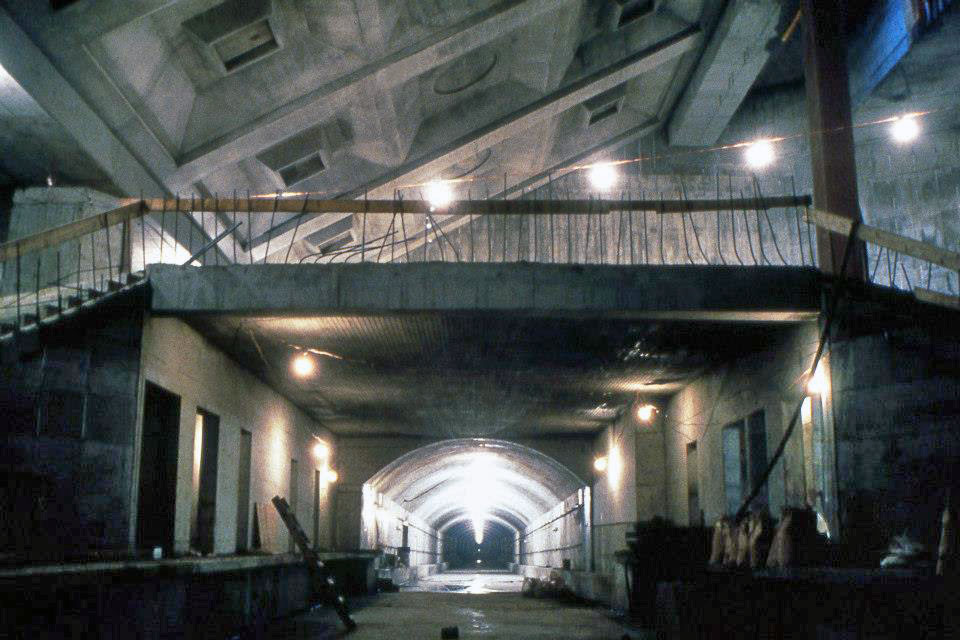 Grand volume de l'accès nord en construction. On voit l'âme de la colonne ionique.