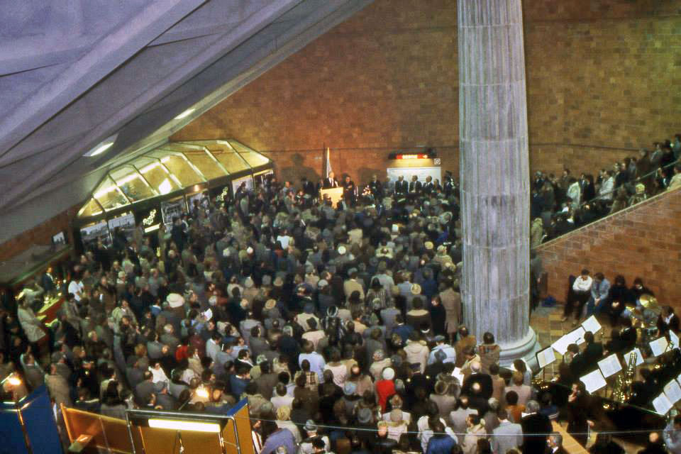 Un orchestre attend sa performance dans la salle de contrôle bondée lors de l'inauguration de la station le 9 janvier 1984.