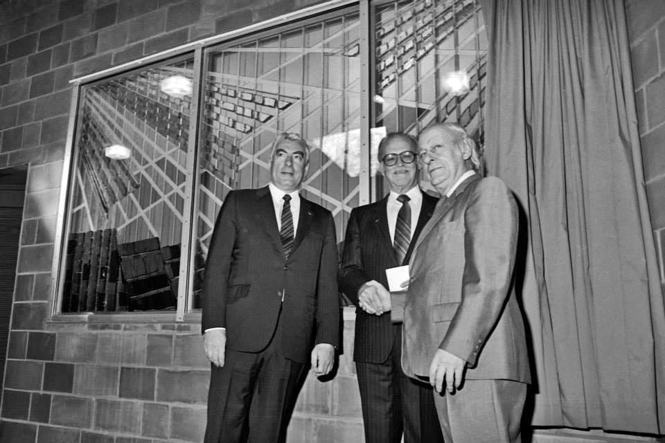Pierre Des Marais II, président de la CUM, Marcel Laurin, maire de Saint-Laurent et René Lévesque, premier ministre du Québec dévoilent l'une des verrières de Pierre Osterrath lors de l'inauguration de la station le 9 janvier 1984.