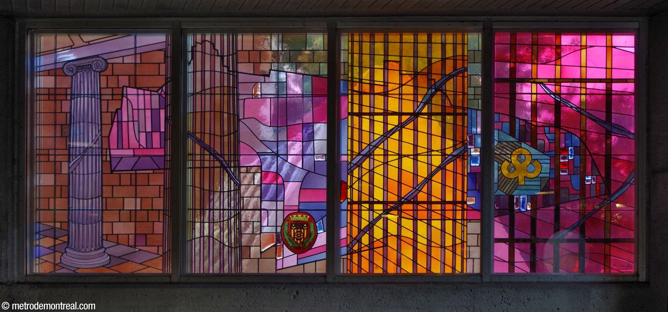 Vitrail de Pierre Osterrath dans l'édicule nord figurant la colonne et le revêtement mural de la station, les mettant en relation avec le plan, les armoiries et le logotype de l'arrondissement de Saint-Laurent.