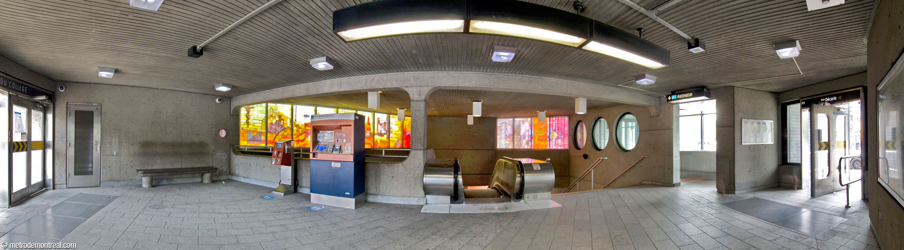 L’intérieur de l'édicule nord conserve sa finition originelle de béton brut. La sortie vers la rue du Collège se trouve à gauche, celle vers le boulevard Décarie à droite. L'escalier, sur un axe oblique, est surplombé par deux vitraux de Lyse Charland Favretti (gauche) et Pierre Osterrath (droite). L’entrée vers l’ascenseur est à droite; l’ascenseur a été aménagé dans un ancien puits de lumière, d’où la présence des ouvertures circulaires qui illuminent l’escalier.