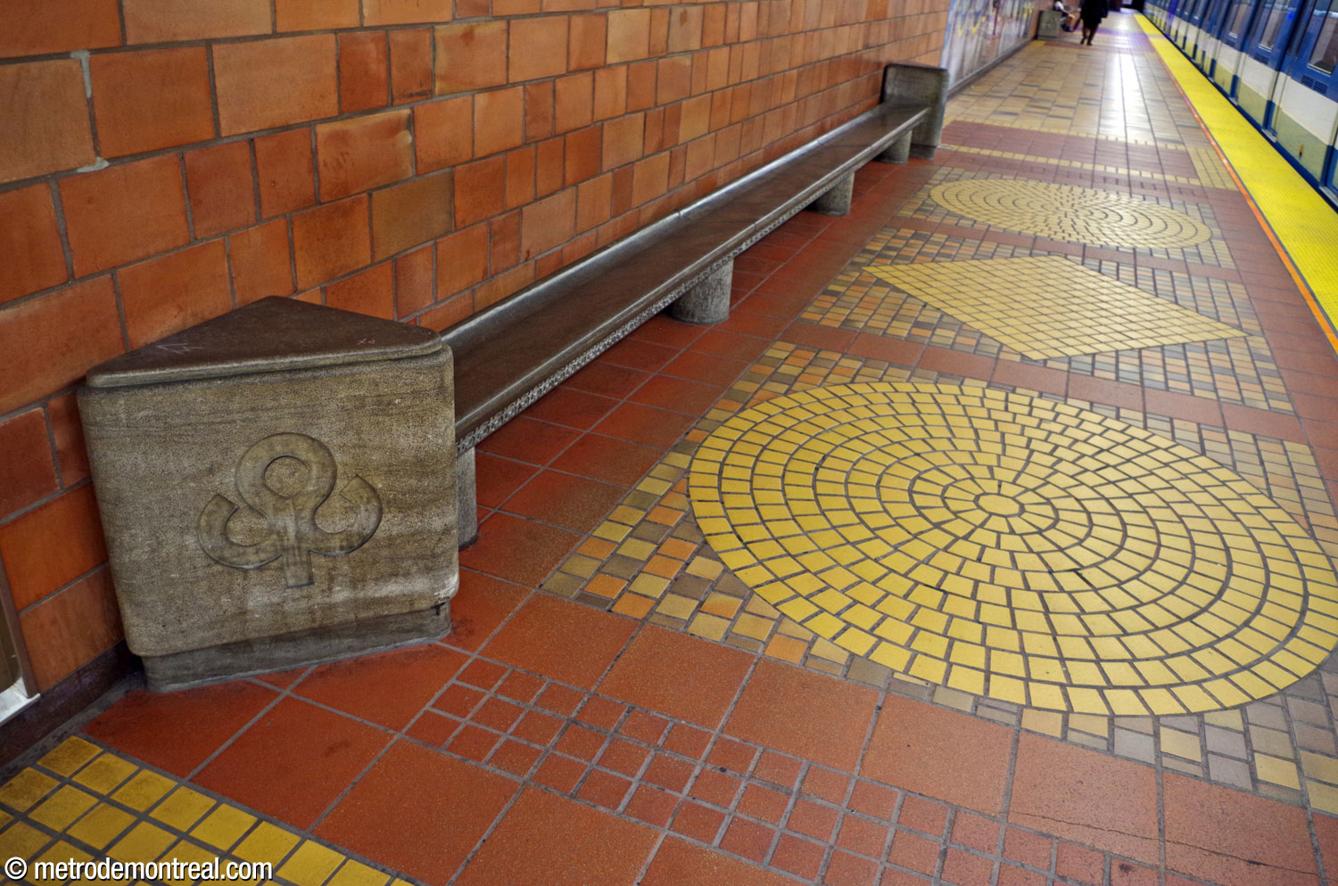 Au niveau des quais, les bancs de pierre arborent le logo de l'arrondissement de Saint-Laurent, et le carrelage de grès cérame au sol forme des motifs de cercles et de losanges.