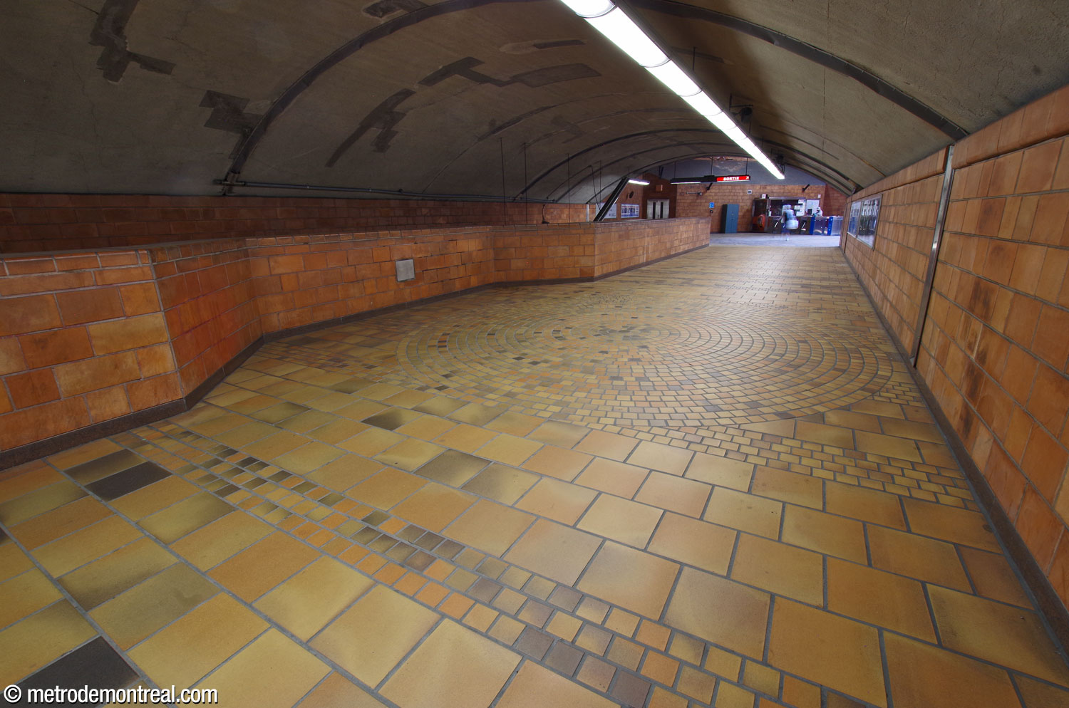 La passerelle du transept sud se gonfle au centre pour former une sorte de belvédère au-dessus de la bouche du tunnel.
