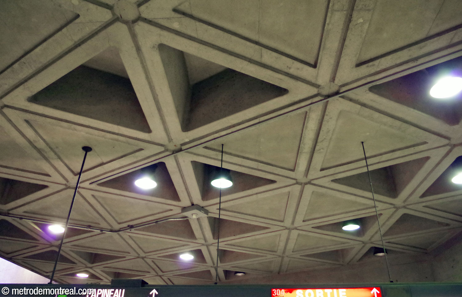 The equilateral triangular ceiling coffers used in the ticket halls repeat the 60° angle at which the escalator well in the eastern access is set.