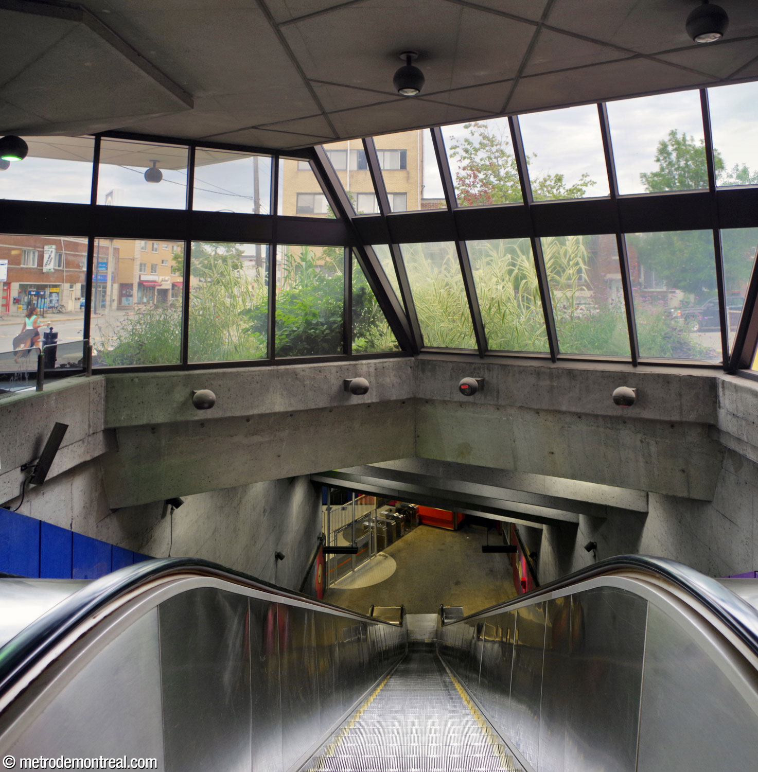 Looking down toward the station from the western (Rue Fabre) access. This escalator well features the same obliquely stepped ceiling as the other access.