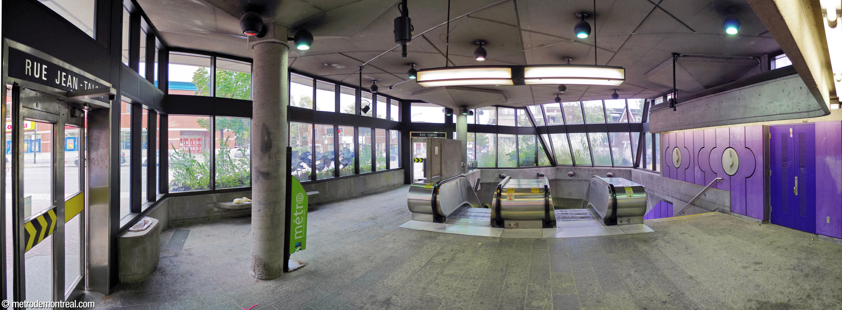 Interior of the west headhouse, similar to the east one particularly in its extensive glazing, use of 60° angles, and coloured wall panels—here, in the mauve used on the western end of the platforms.