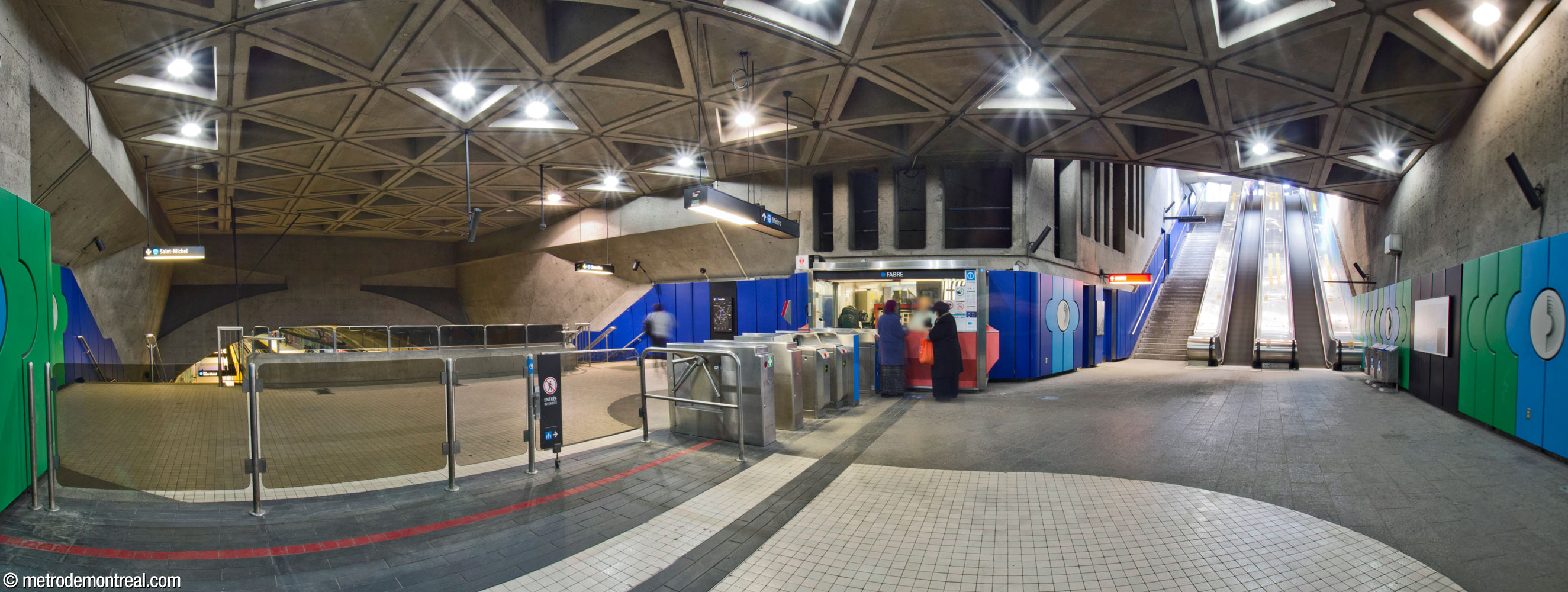 Panorama of the eastern ticket hall. The space continues over the platform ends, forming an angular volume, left. At right are the escalators to the headhouse.
