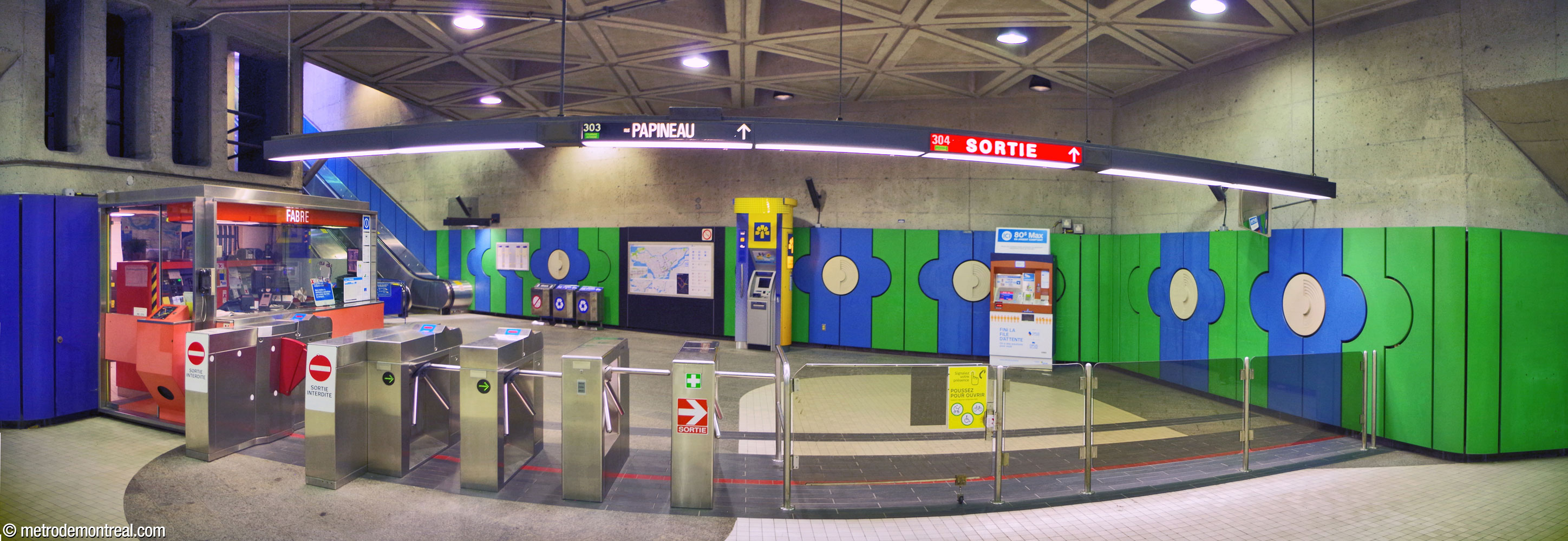 Panorama of the eastern ticket hall. The coloured wall panels continue up into the ticket hall and onward up the escalator well to the headhouse, left.