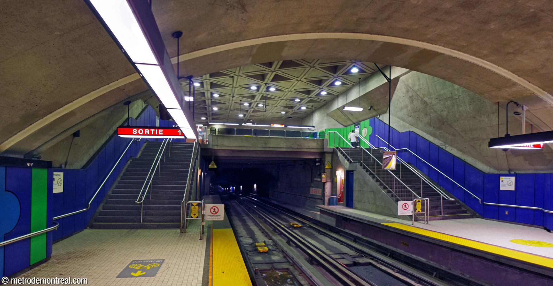 The ticket hall of the eastern (Papineau) access is located at the end of the platforms, overlooking the tunnel mouth.