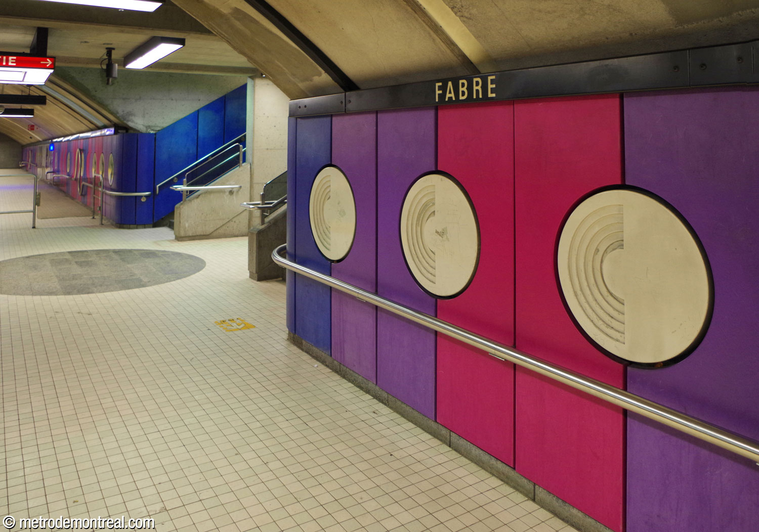 The white discs in the wall panelling become closer together as one approaches the exits, here the transept connecting to the Rue Fabre exit.