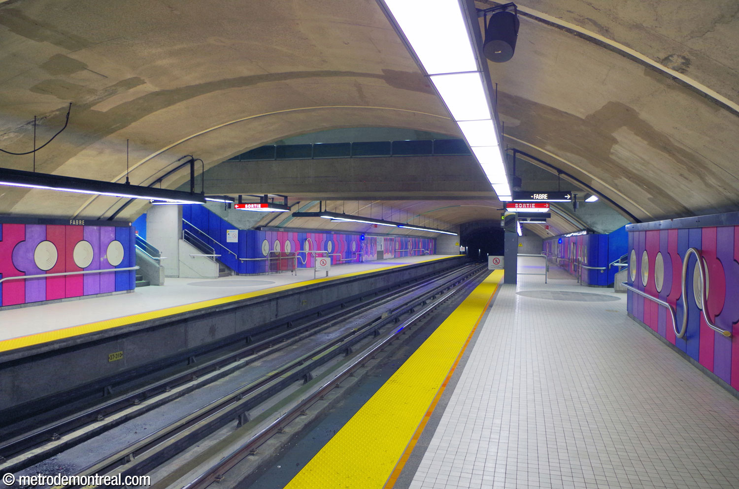 The transept leading to the western access, seen from the platforms. Each platform is marked with a large grey stone circle underneath the crossover.