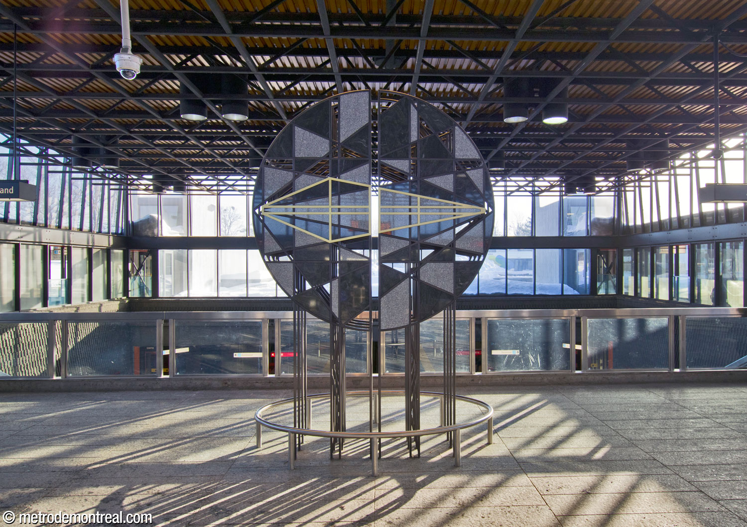 Vue antérieure de la sculpture Perspective de Chloé Desjardins, dans la zone contrôlée au rez-de-chaussée.