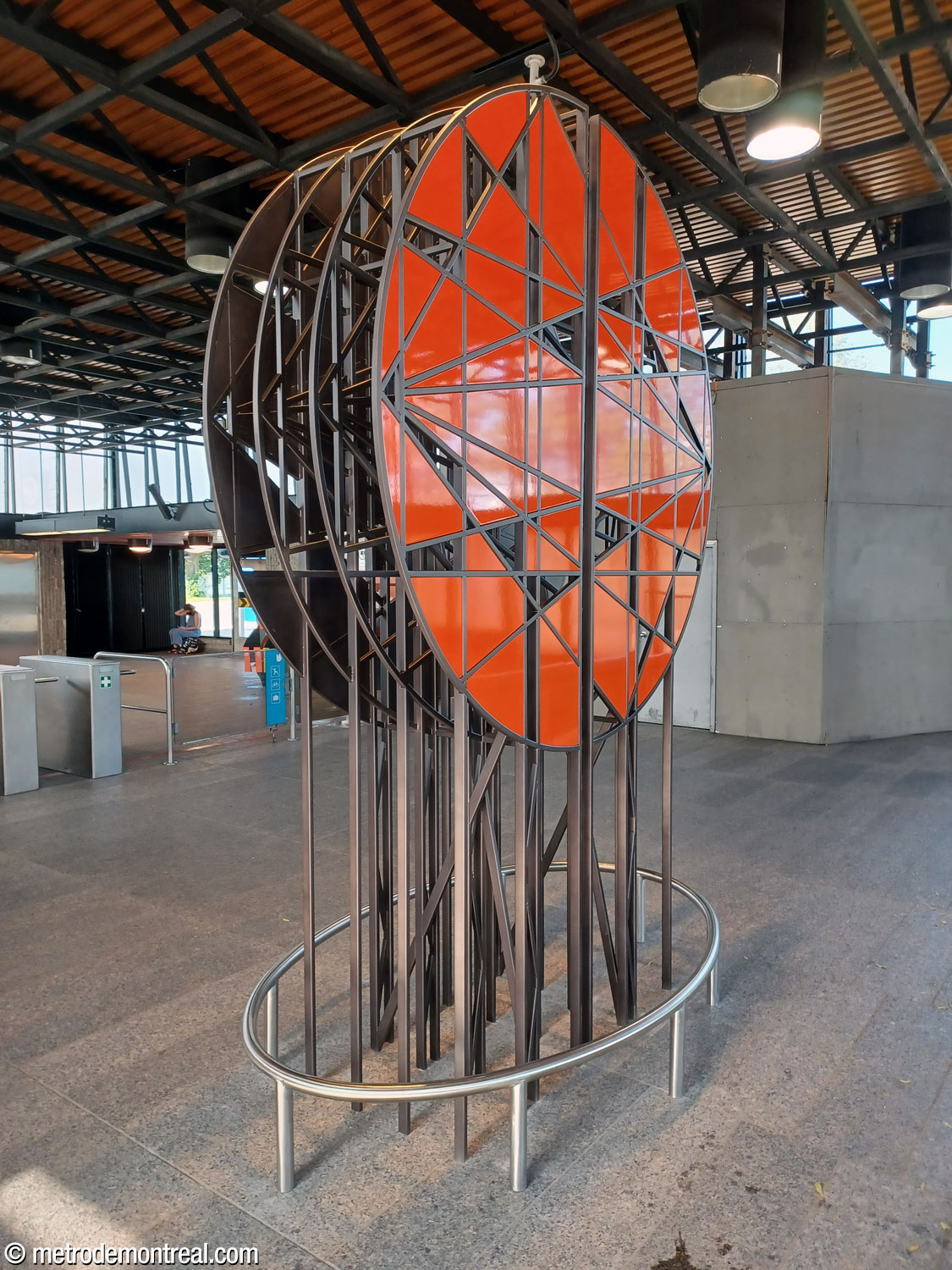 Vue arrière de la sculpture Perspective de Chloé Desjardins.