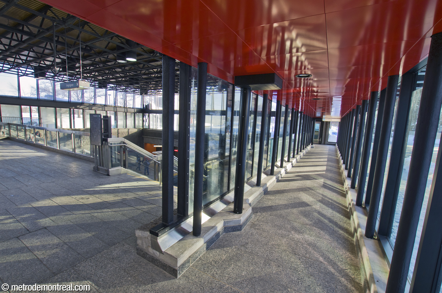 Passage entre la zone de contrôle au rez-de-chaussée de l'édicule et l'ascenseur vers le quai Angrignon.