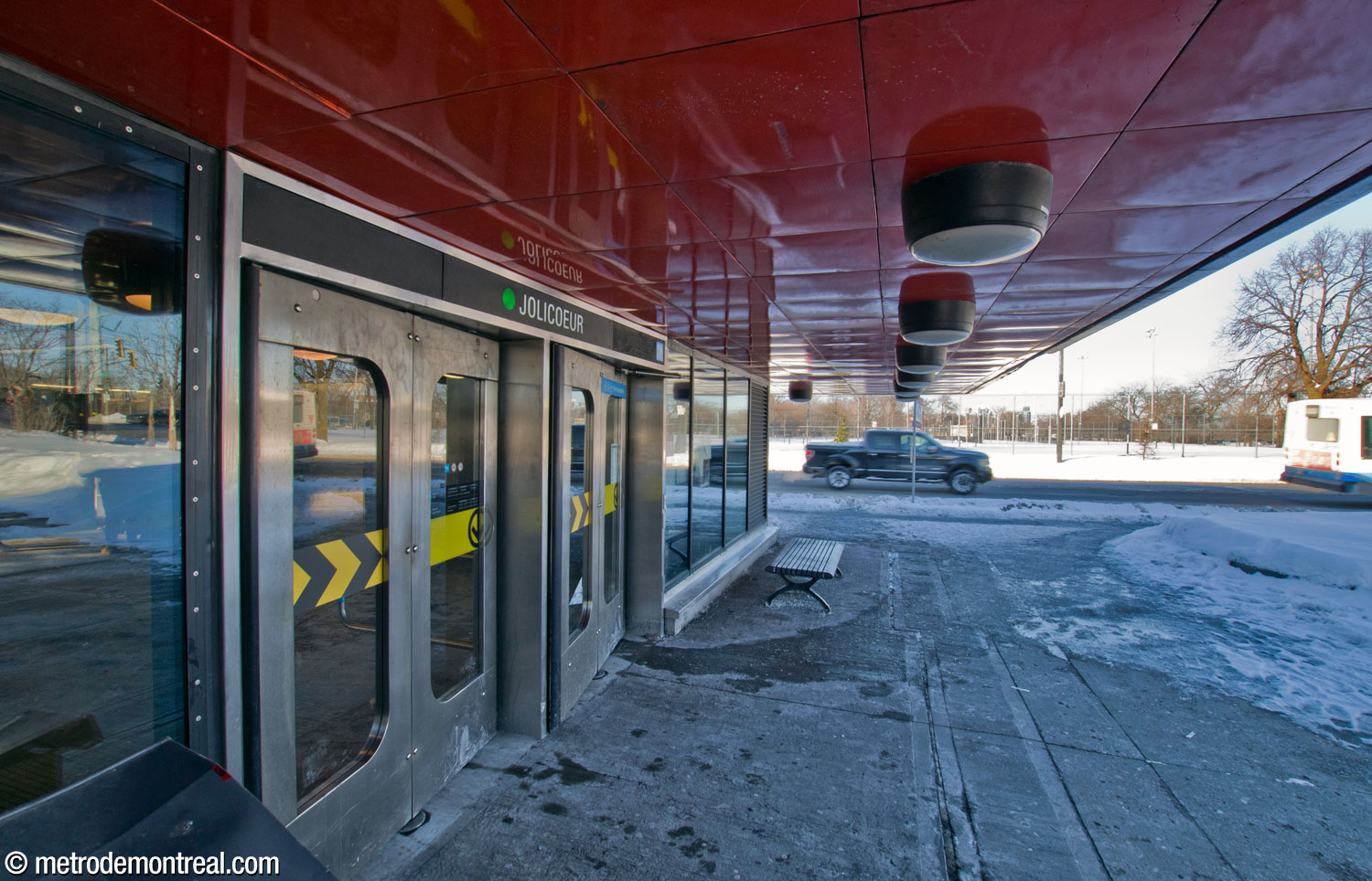 L'auvent au-dessus de l'entrée sud de la station.