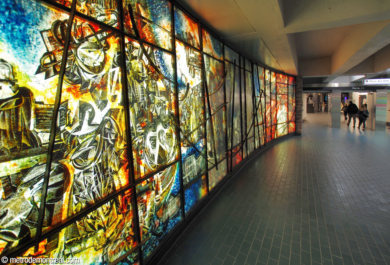 Oblique view of L'histoire de la musique à Montréal by Frédéric Back, showing the iron armature in front of the glass surface.