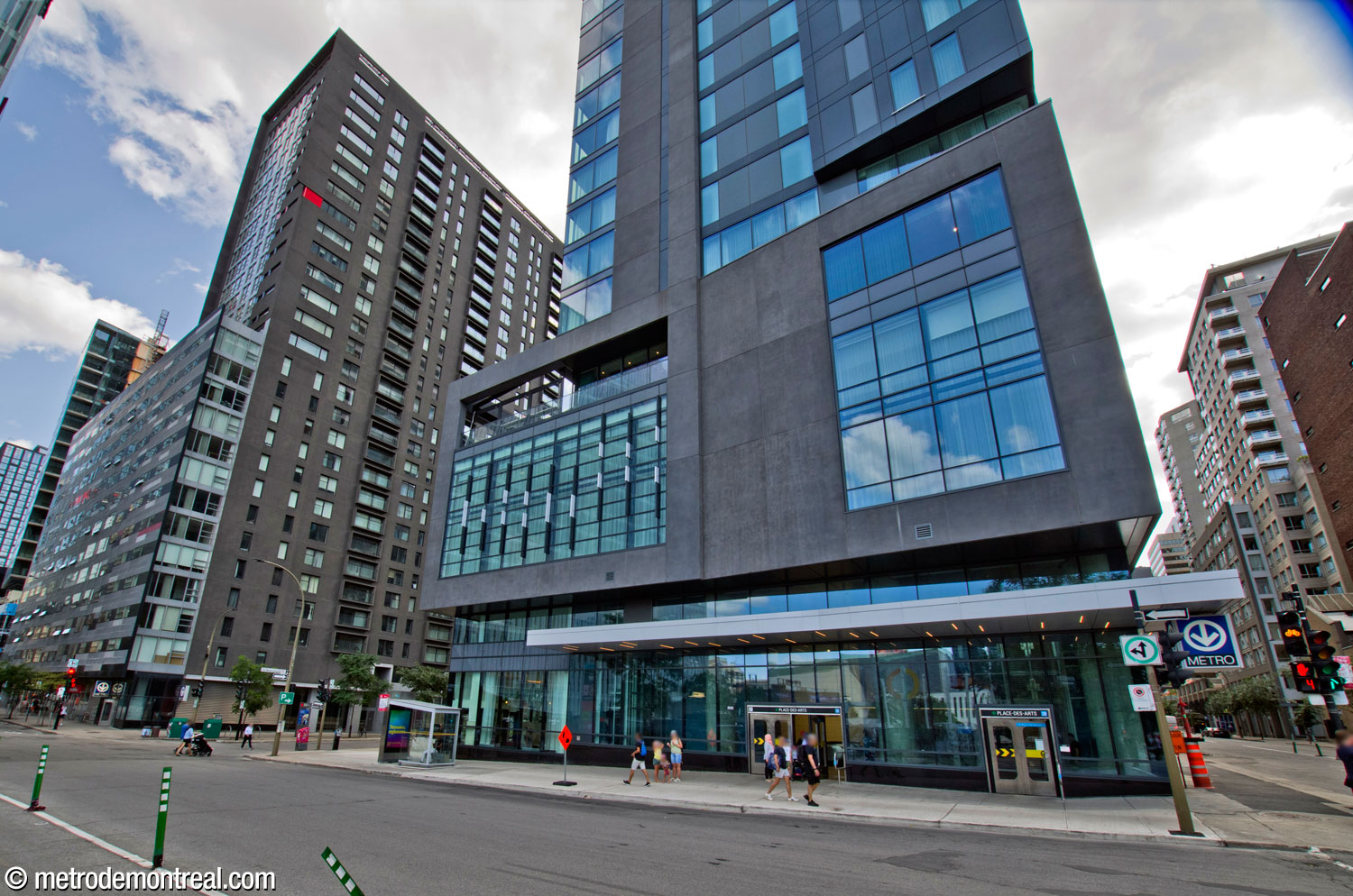 Exterior of the De Bleury Nord entrance, in the ground floor of a high-rise building. The De Bleury Sud entrance is also visible, at left.