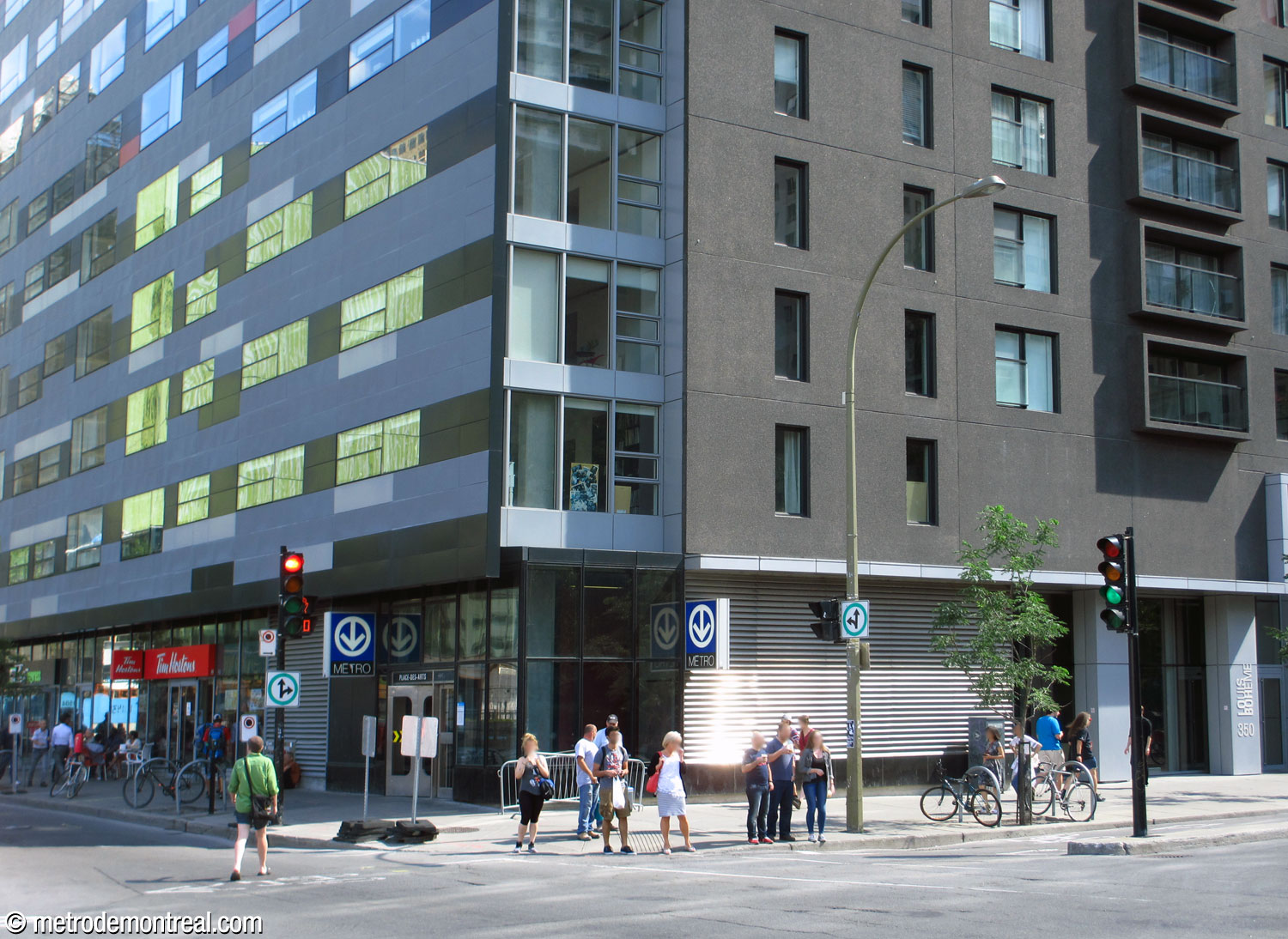 Exterior view of the De Bleury Sud entrance, integrated into the ground floor of a condominium tower.