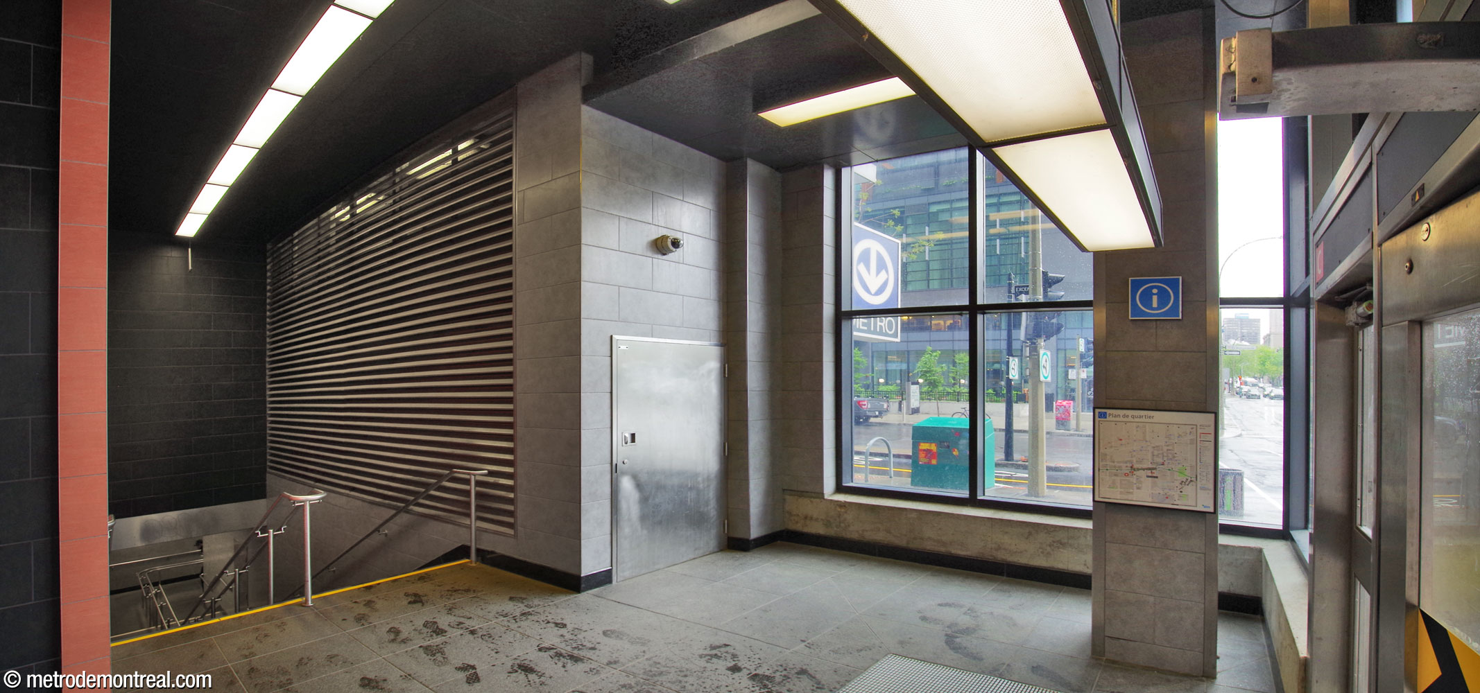 The cramped interior of the De Bleury Sud entrance.